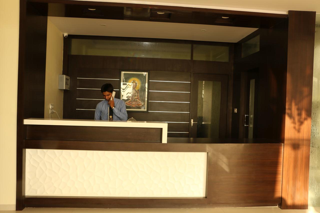 Hotel Reevanta Daman Kültér fotó
